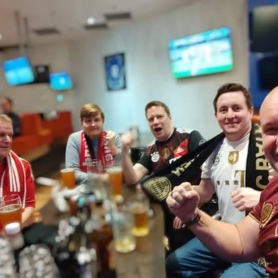 Porukka saman pöydän ääressä ennen avauspotkua