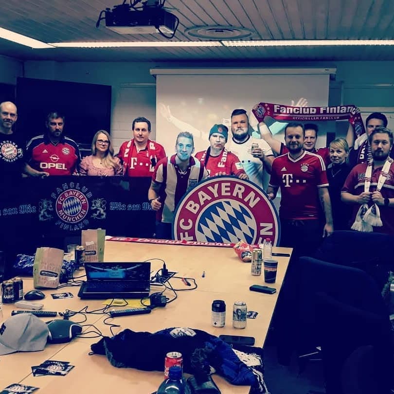 Täysi huone, punavalkoinen fiilis ja pitkä matsi-ilta