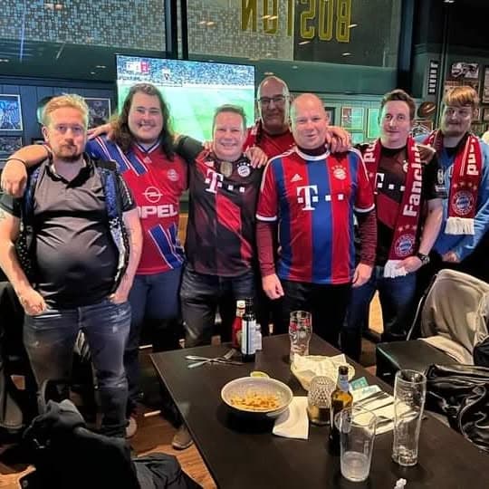 Ruokaa pöydässä ja koko porukka valmiina peli-iltaan